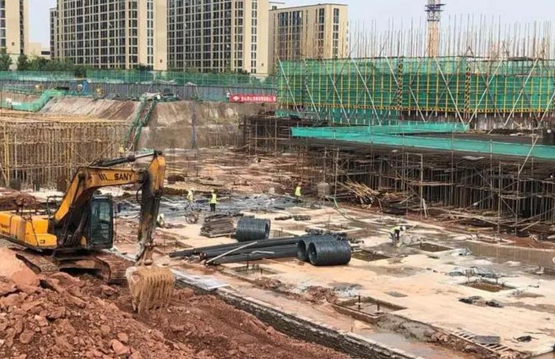 建设工程现场施工.jpg